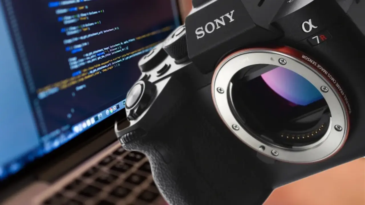 C&aacute;mara Sony y port&aacute;til. / Twitter, @SonyEspana y Pixabay