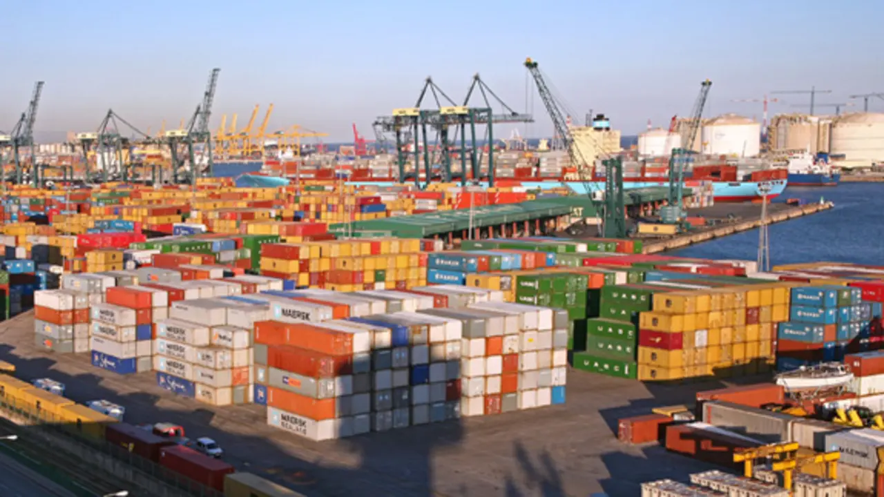 Terminal de contenedores en el muelle Pr&iacute;ncipe de Espa&ntilde;a del puerto de Barcelona. / Mundiario