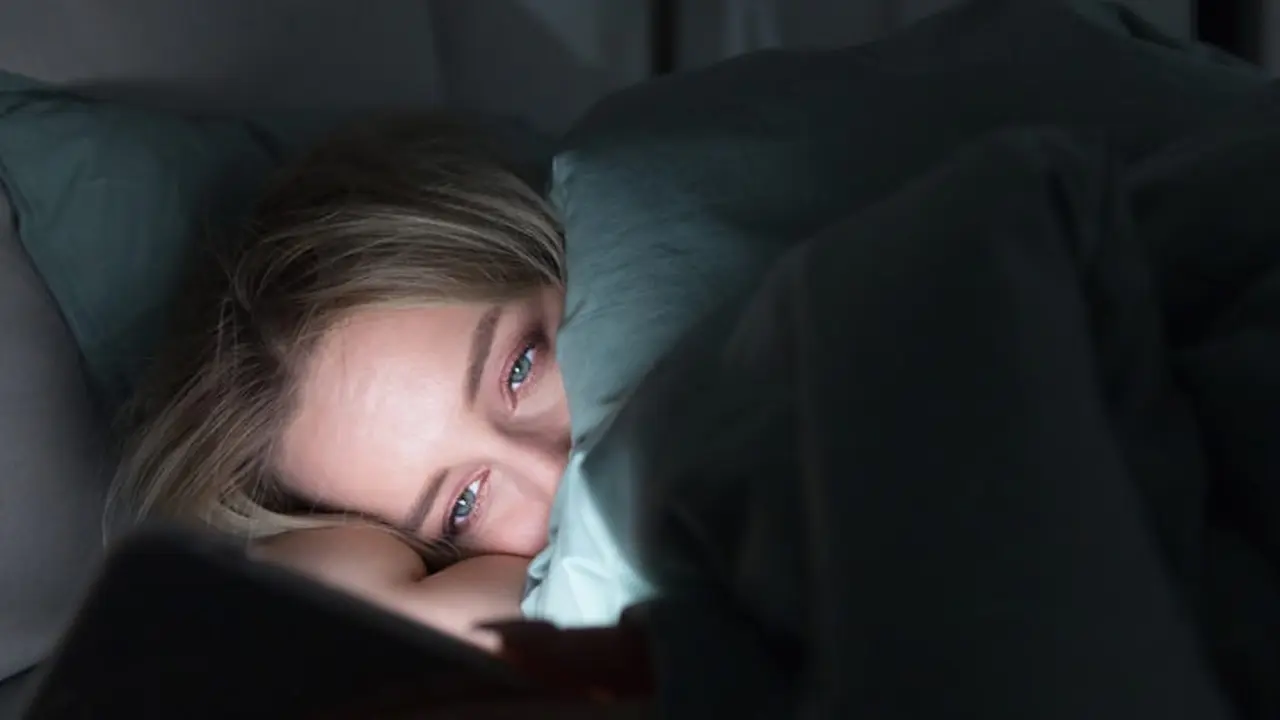 Dormir viendo una pantalla. / Pixabay