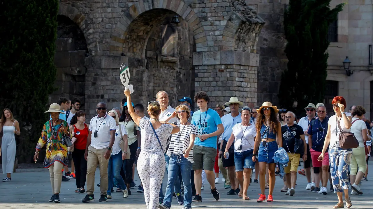 Turistas en Espa&ntilde;a. / RR SS.
