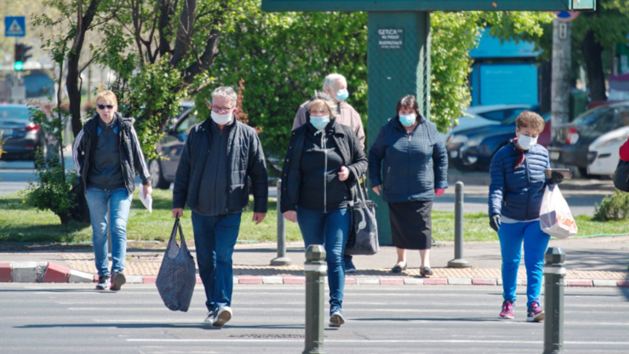 Personas caminando con mascarillas. / Pixabay