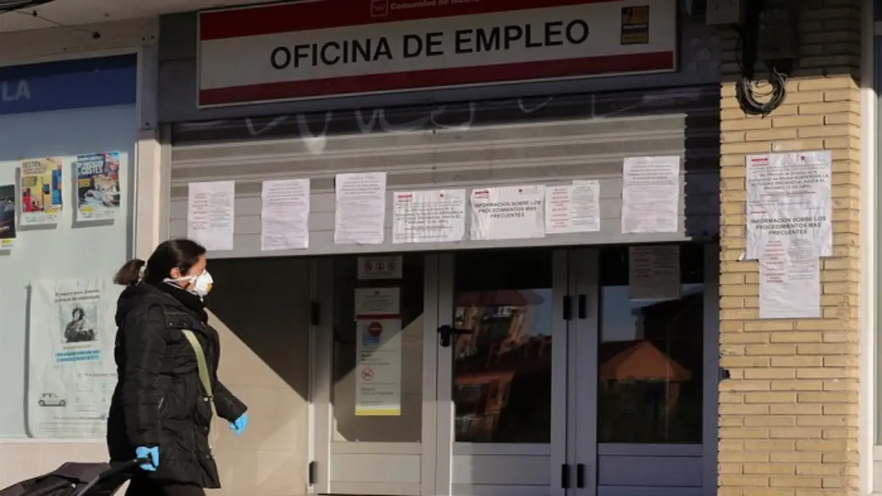 Fachada de una oficina de empleo, / Mundiario