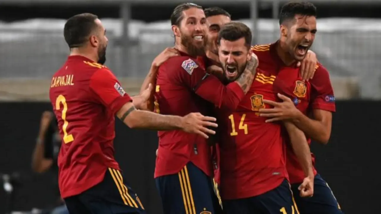 Gay&aacute; celebra con sus compa&ntilde;eros el gol del empate. / Twitter