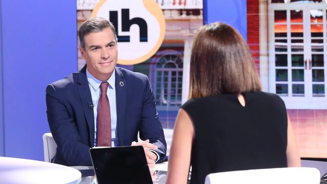 Pedro Sánchez entrevistado por Mónica López. / TW @LaHoraTVE