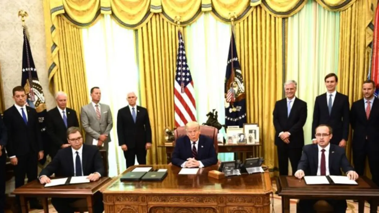 El presidente Trump con sus pares de Kosovo y Serbia, en el Despacho Oval.