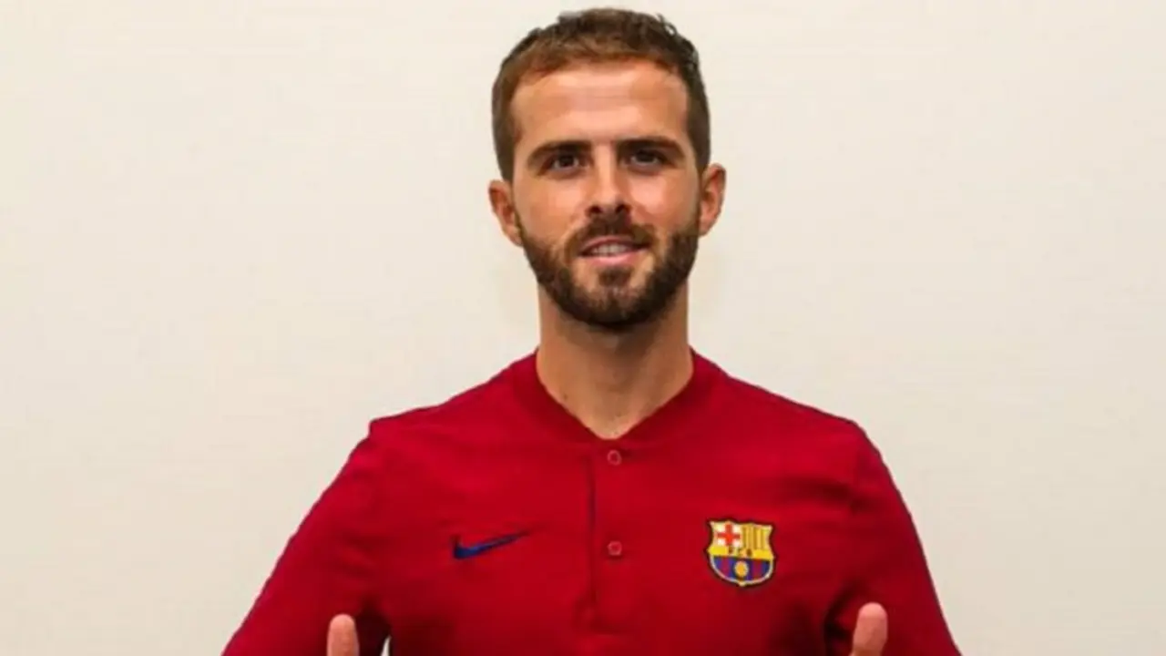 Pjanic ya est&aacute; en la Ciudad Condal . / AS