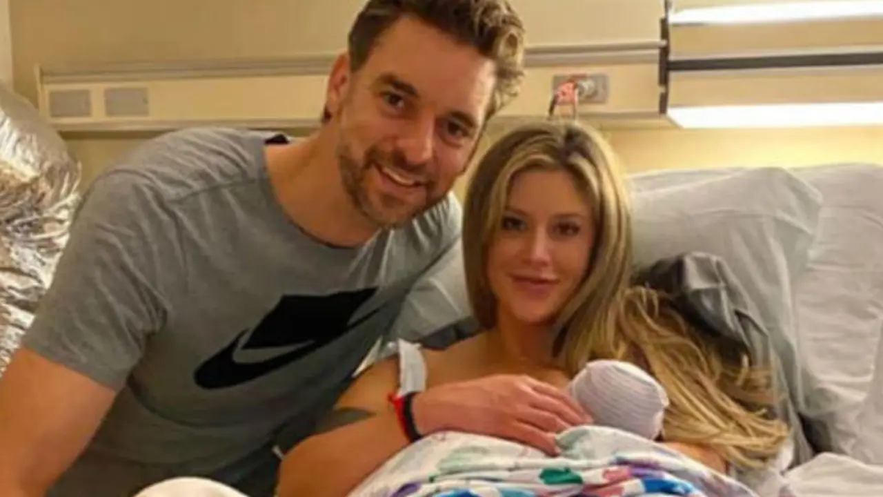 Pau Gasol, baloncestista; junto a su esposa Catherine McDonnell y su hija reci&eacute;n nacida. @paugasol.