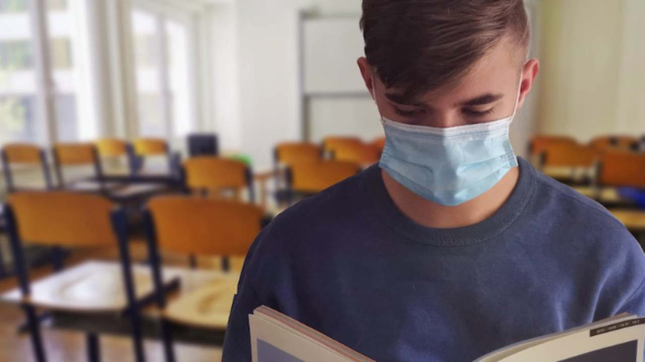 Un alumno con mascarilla en un aula. / Pixabay