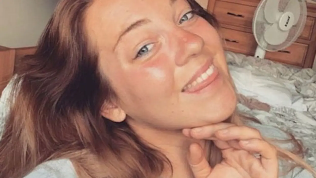 Hanna Webb, feliz tras conseguir trabajo. / Redes Sociales