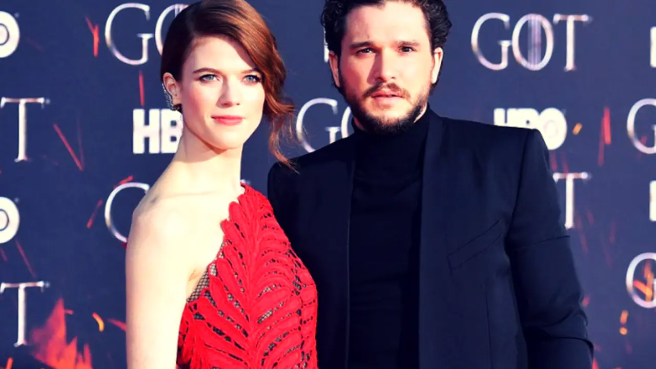 Rose Leslie, actriz; y Kit Harington, actor. RR SS.