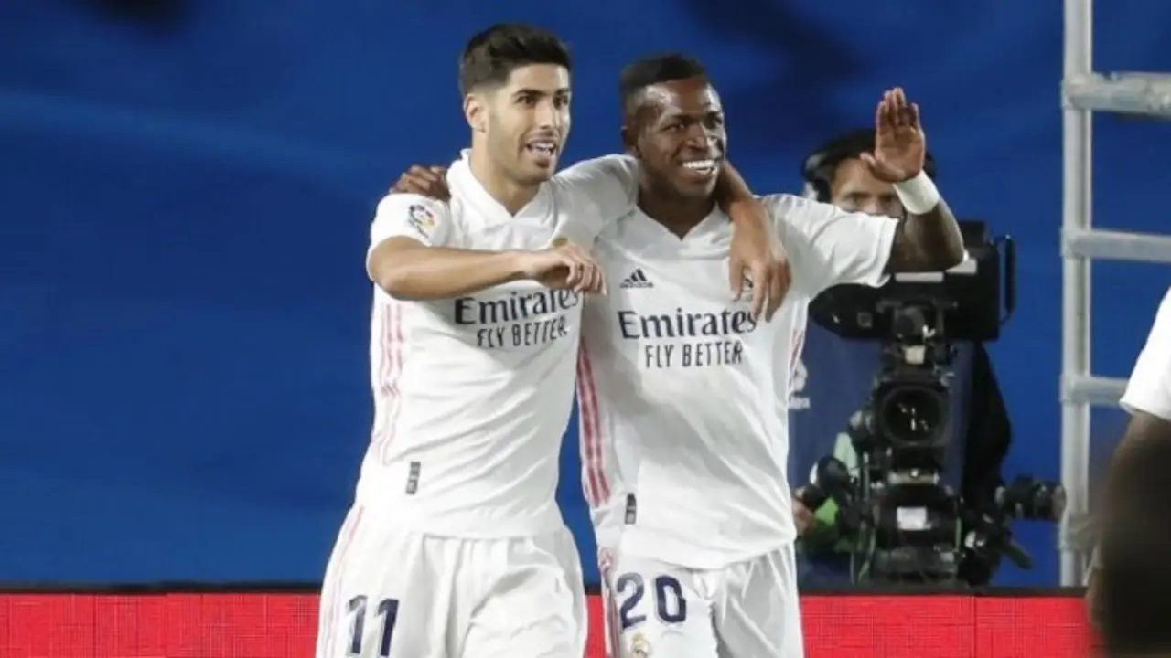 Vinicius celebra con Asensio el tanto marcado frente al Levante - Twitter
