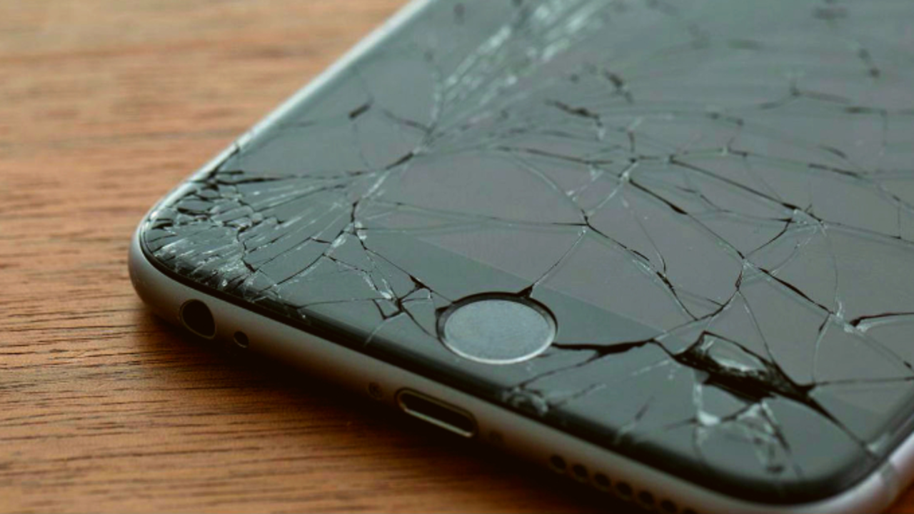 iPhone con pantalla rota. / RRSS.