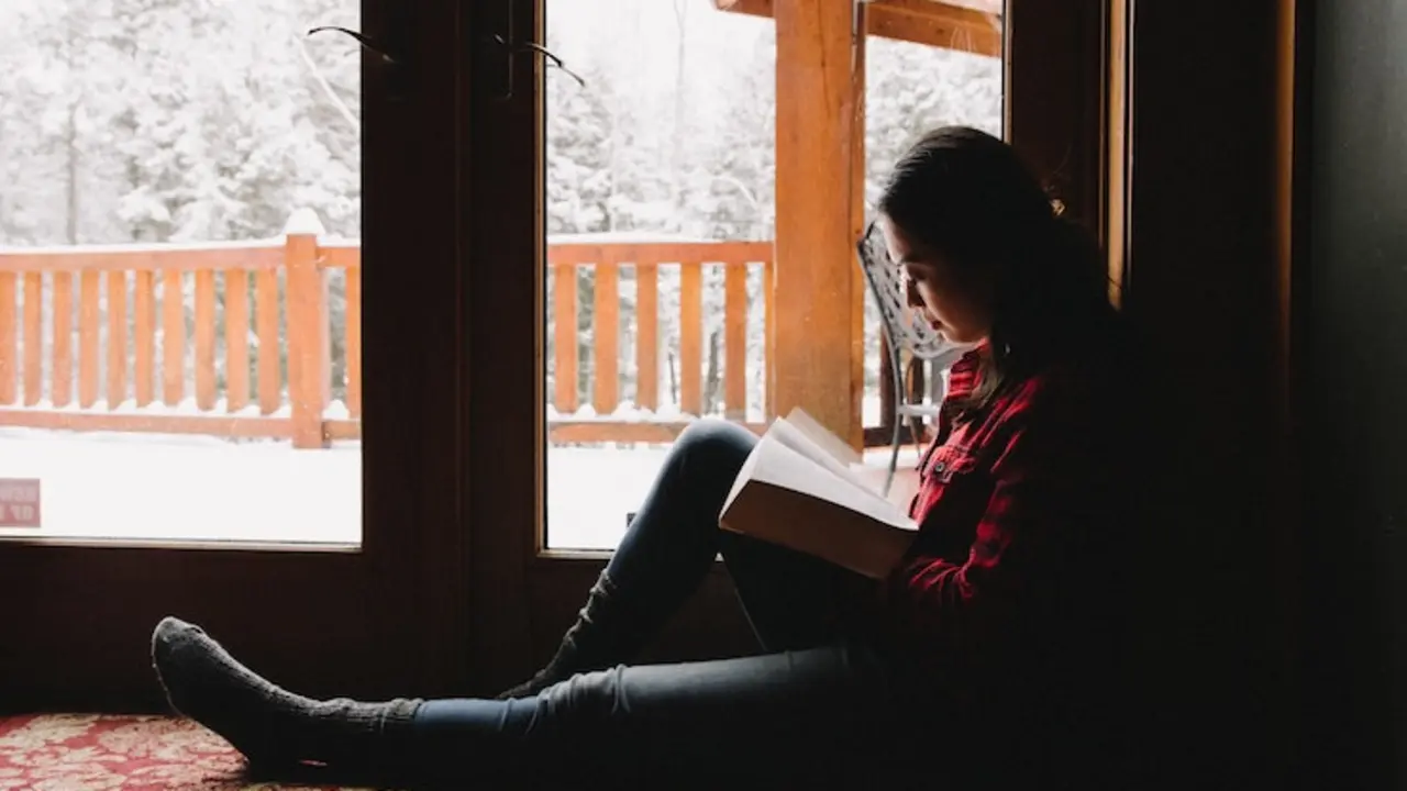 Mujer leyendo. / Kelly Sikkema. / Unsplash