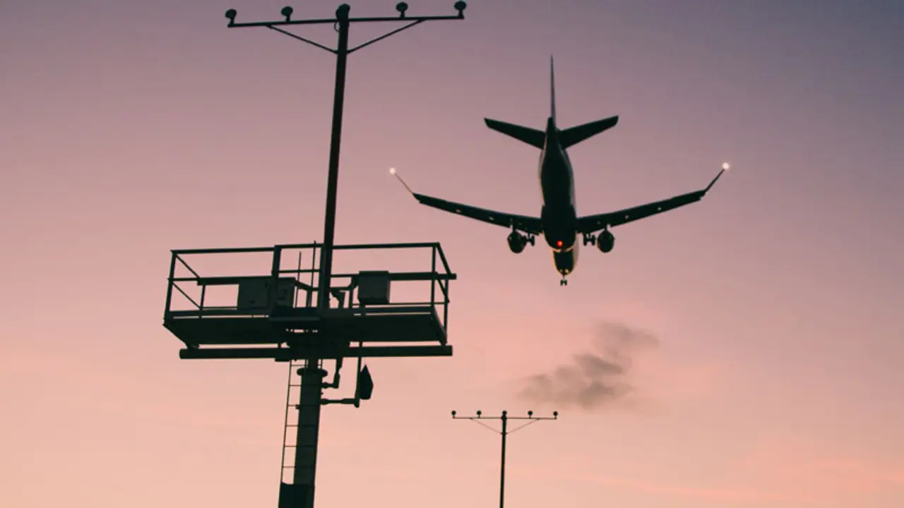 Descenso de un avi&oacute;n. / Aena.