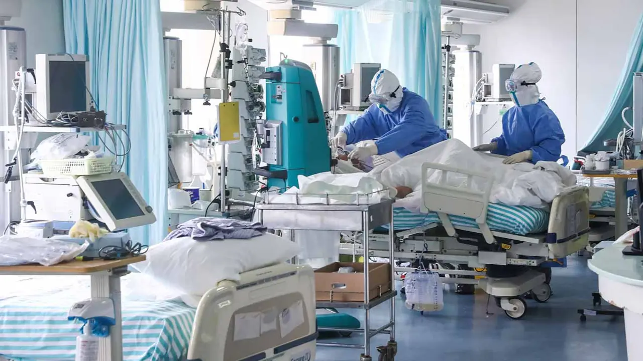 Sanitarios en un hospital. / RR SS.
