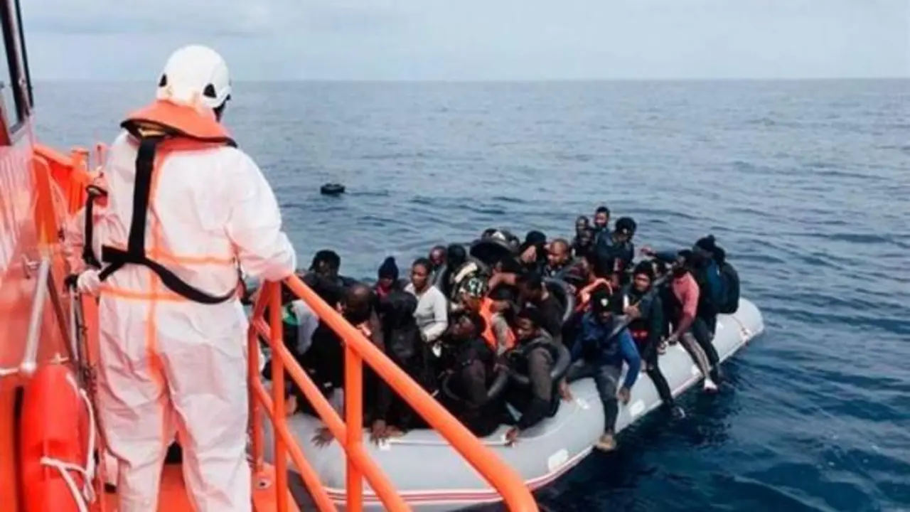 Inmigrantes irregulares llegan a Canarias. / Mundiario.