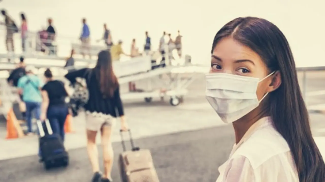 Mujer viajando con mascarilla. / Pixabay.