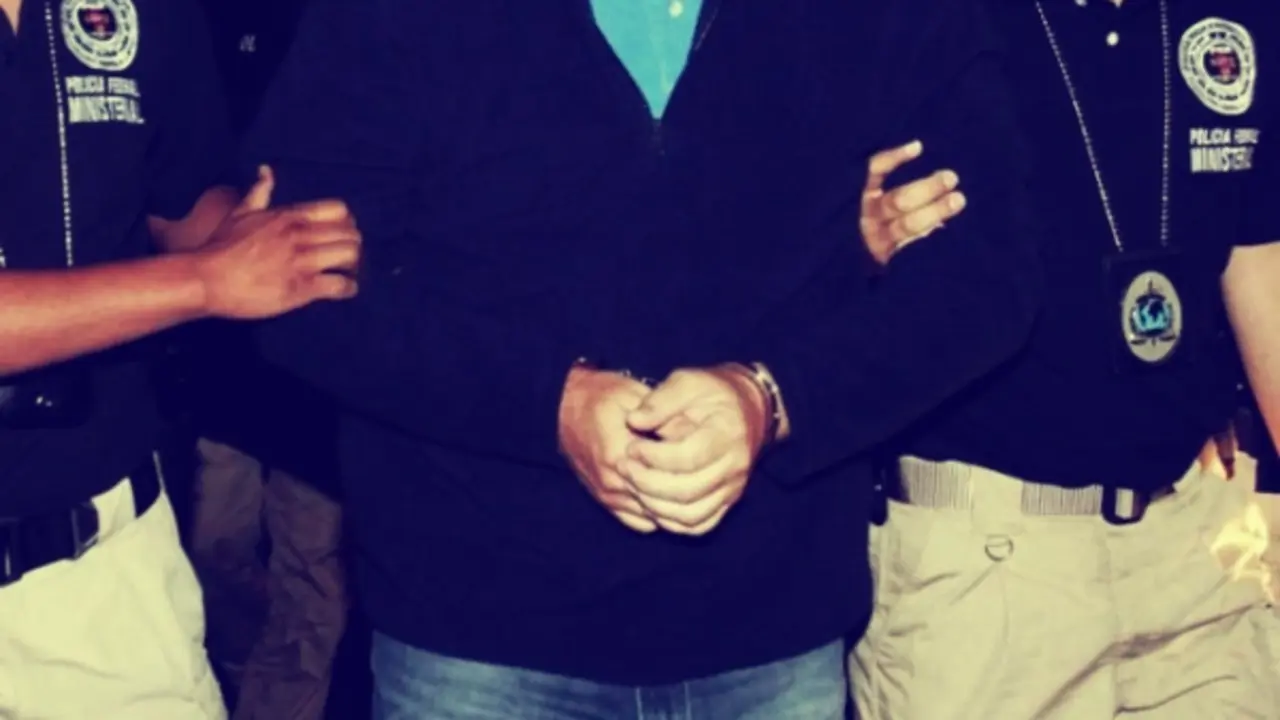 Hombre detenido. RR SS.