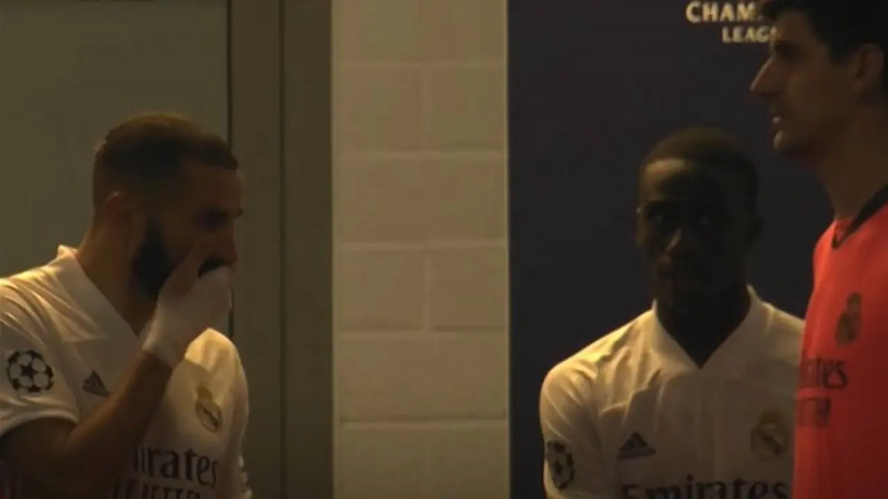 Benzema durante la conversaci&oacute;n con Mendy. / Diario Deportivo
