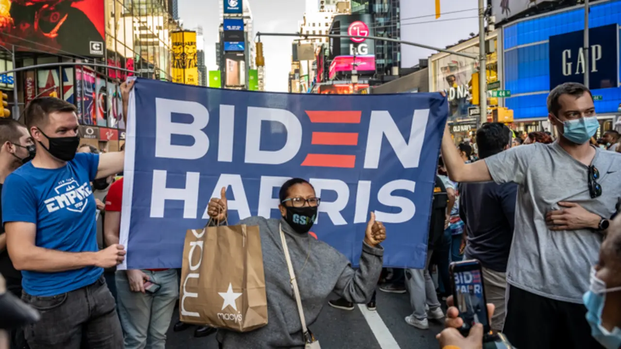 Gente festejando el triunfo de Joe Biden en Times Square, en Nueva York. / Enrique Shore