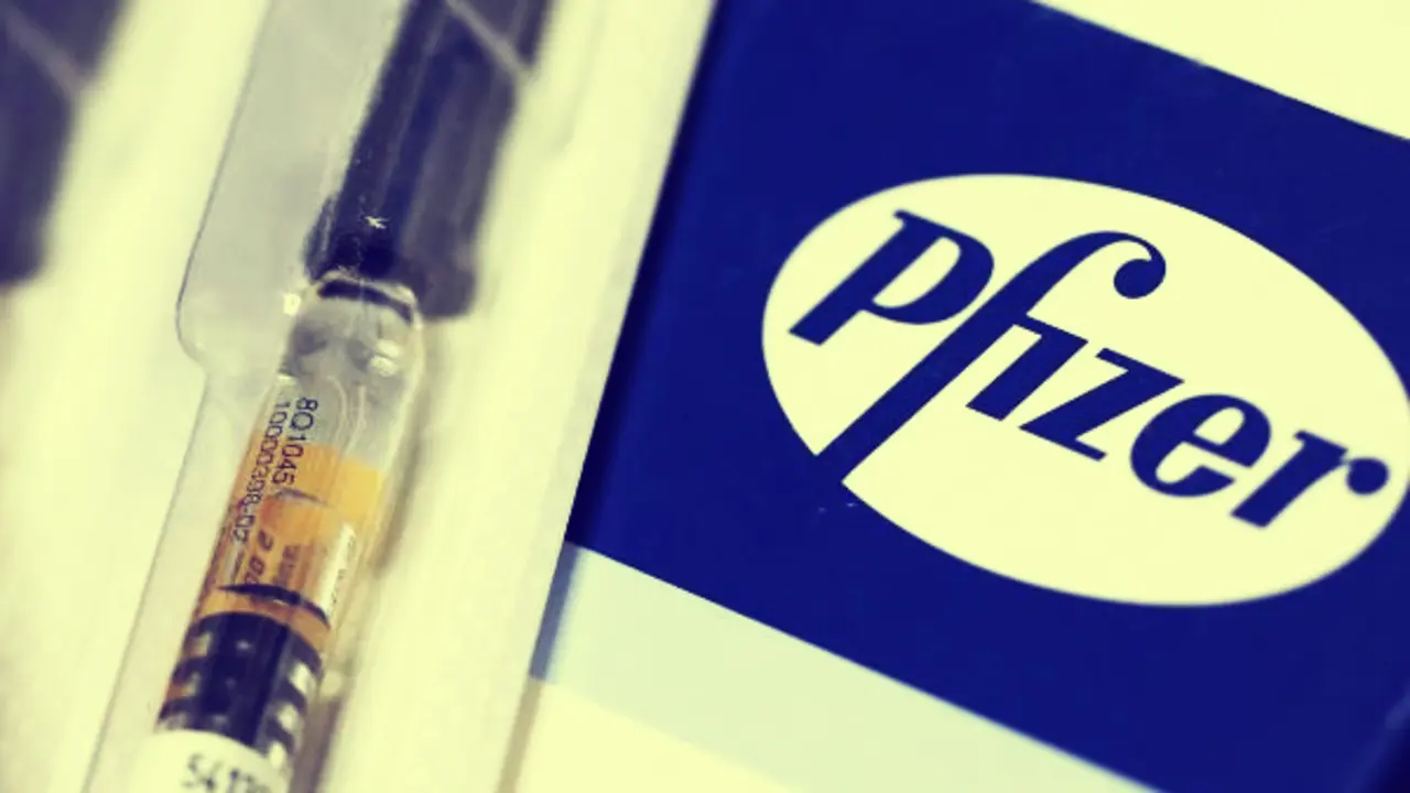 Vacuna de Pfizer. / RR SS.