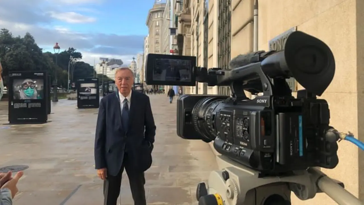 Carsten Moser, entrevistado en los Cantones de A Coruña por la TVG. / M. C.