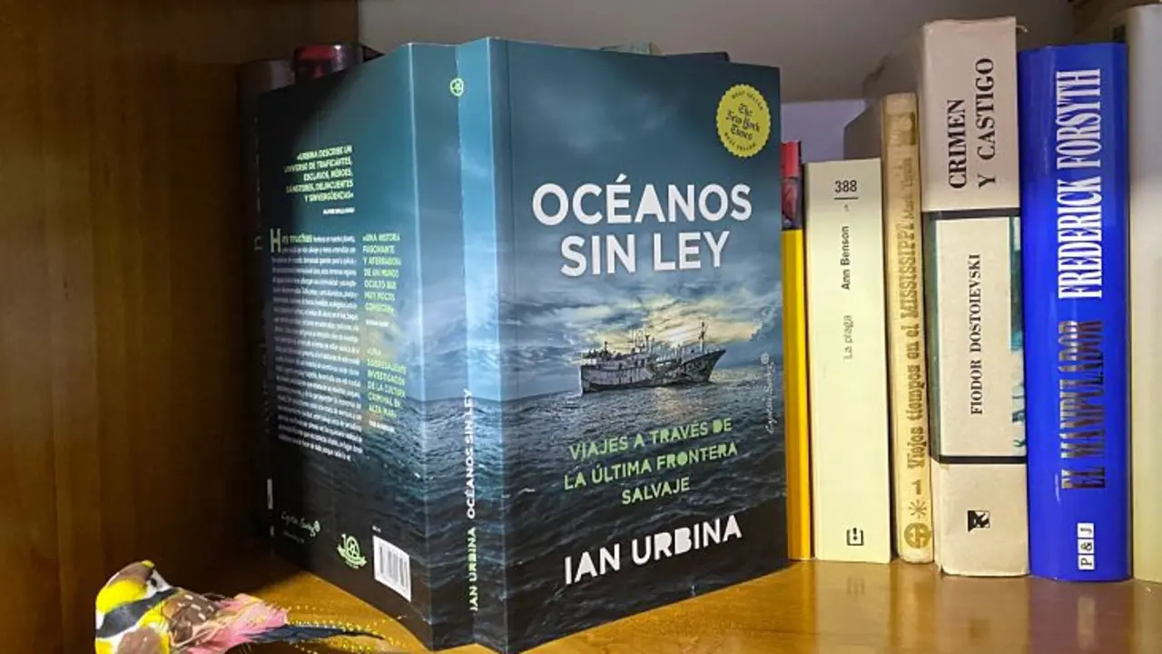 Portada y contraportada de Océanos sin ley, de Ian Urbina. / Mundiario