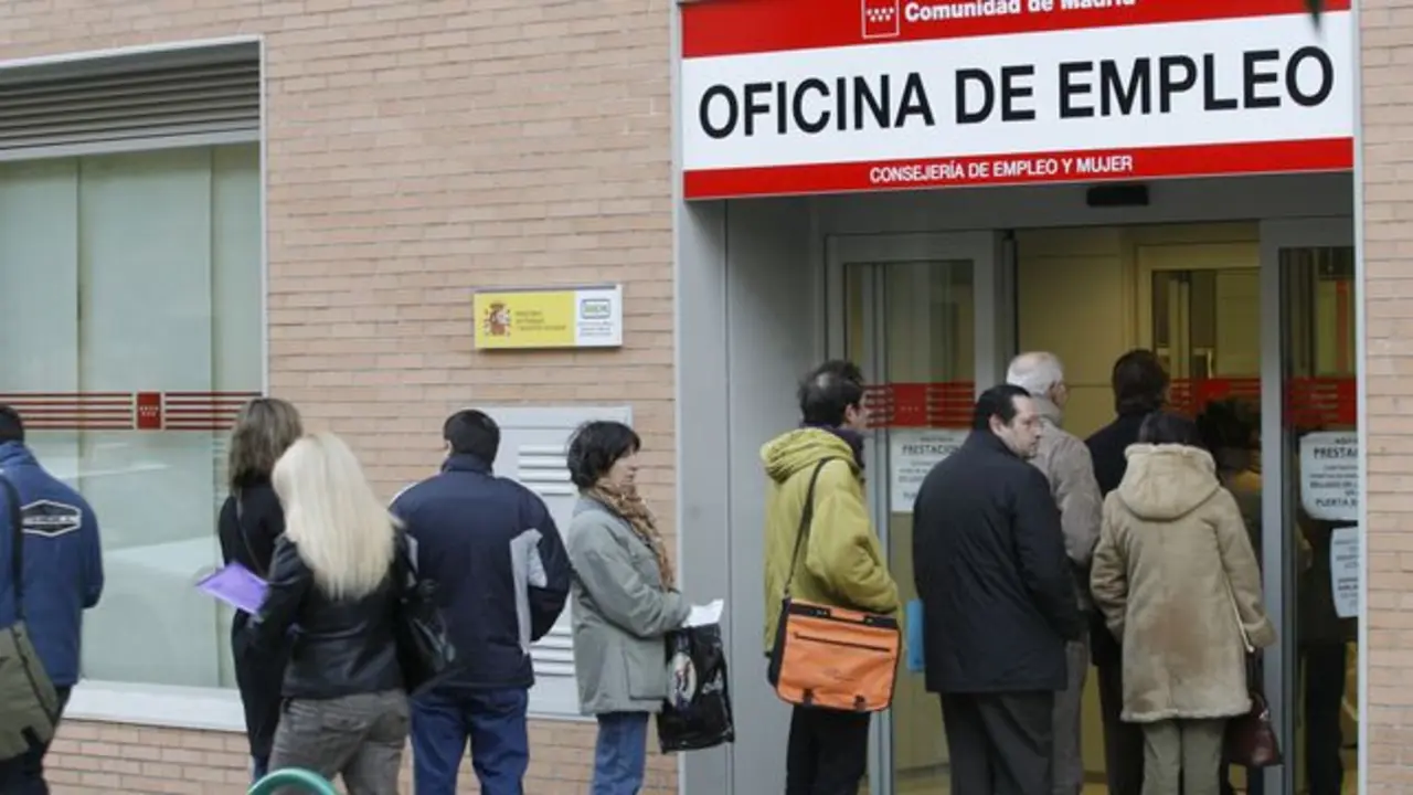 Ciudadanos haciendo fila en una oficina de empleo en Madrid. / Mundiario
