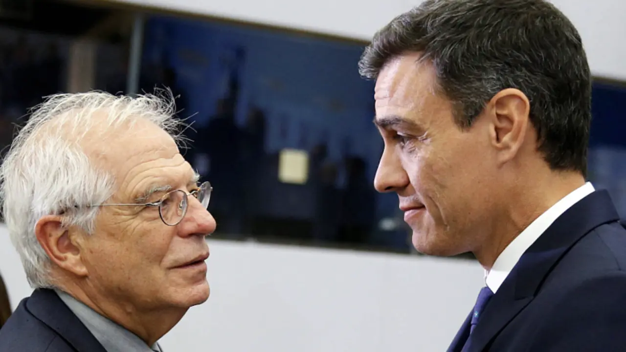 Josep Borrell y Pedro S&aacute;nchez. / RR SS