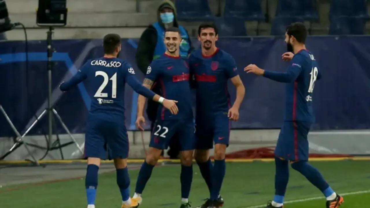 Mario Hermoso, celebra con sus compa&ntilde;eros el primer gol del encuentro. / 90 Minutos