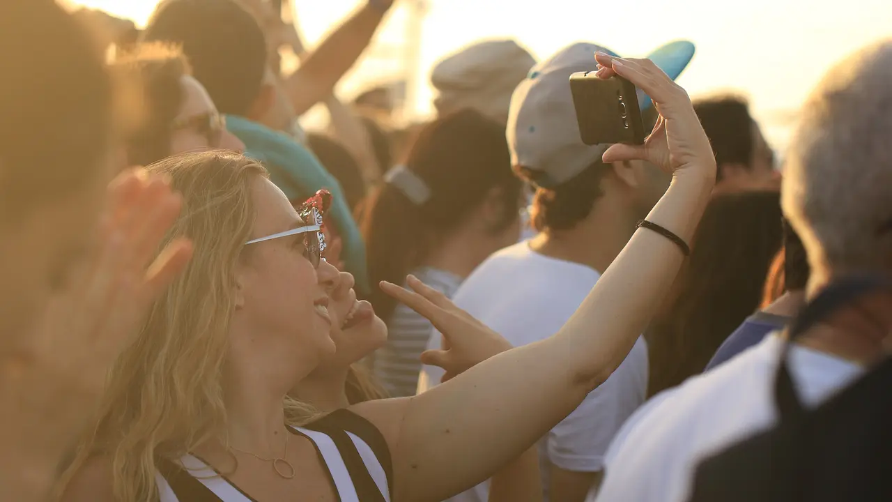 Personas reunidas haciendo selfie. Pixabay