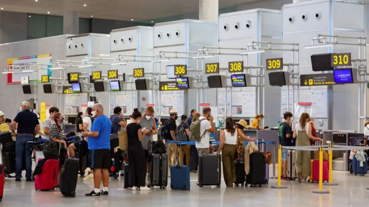 Turistas-aeropuerto-Malaga_1506760219_126375315_667x375