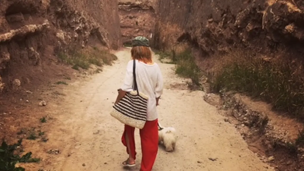 Vicky paseando con su perro. / VR.