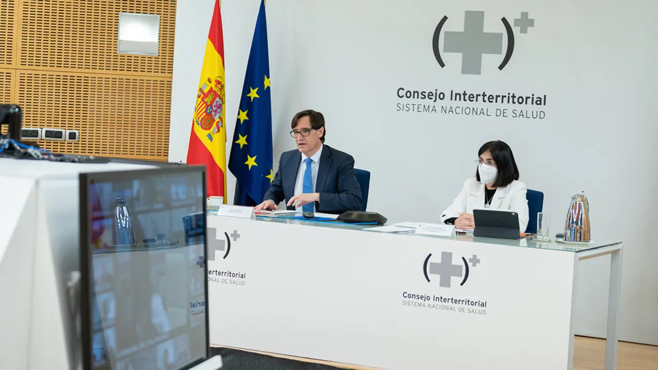 El ministro de Sanidad, Salvador Illa, junto a la ministra de Política Territorial y Función Pública, Carolina Darias, durante la reunión del Consejo Interterritorial de Sistema Nacional de Salud del lunes 4 de enero 2021. / La Moncloa