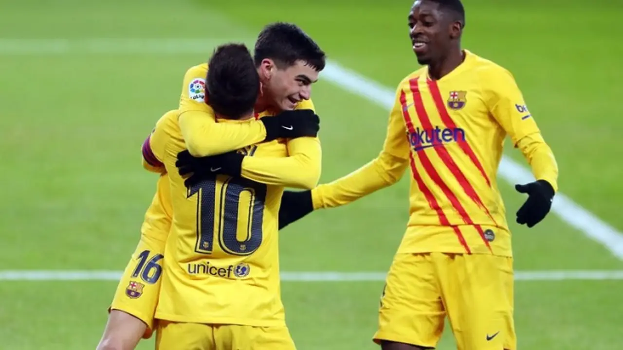 Pedri y Messi se abrazan tras el primer gol cul&eacute;. / FCBarcelona