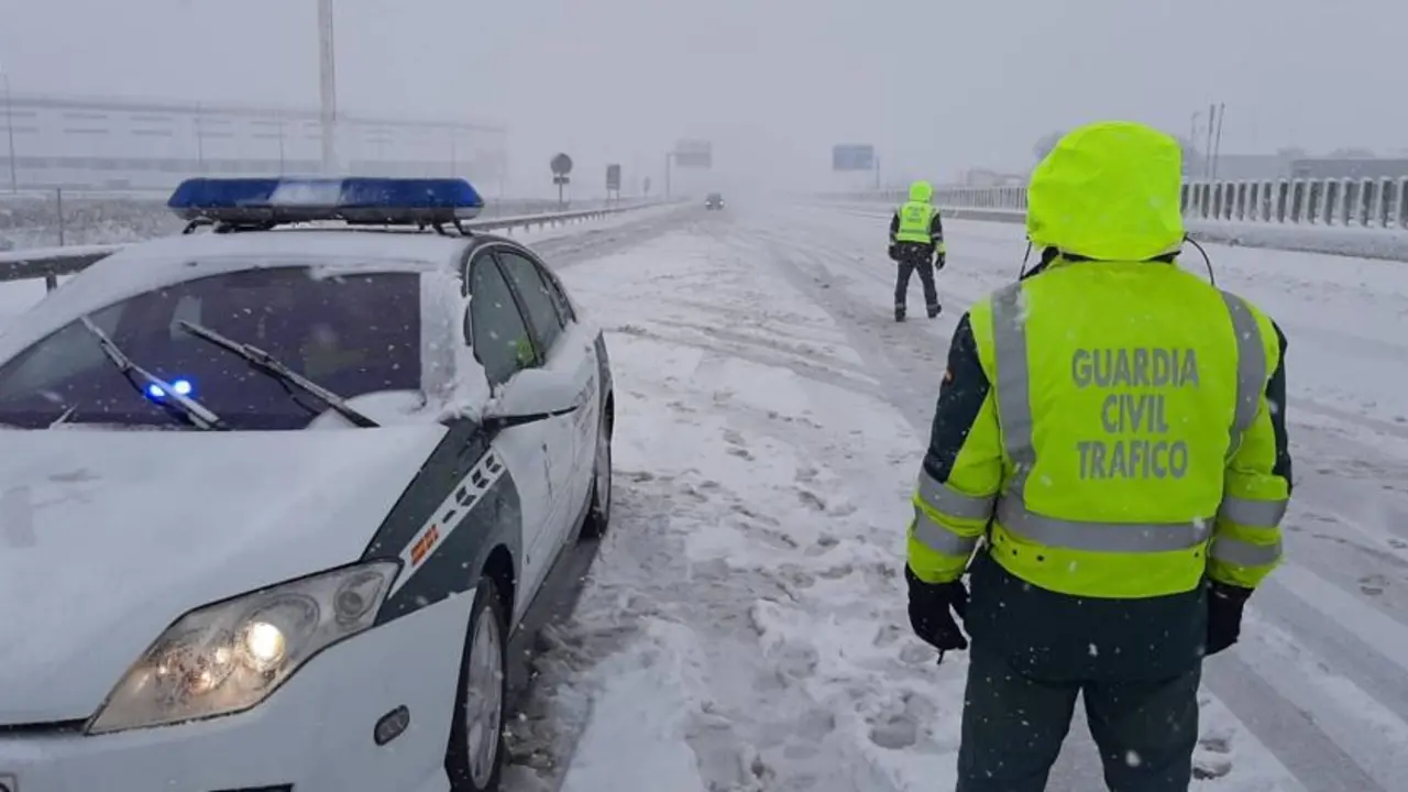Efectivos de la Guardia Civil en la nevada. / GC