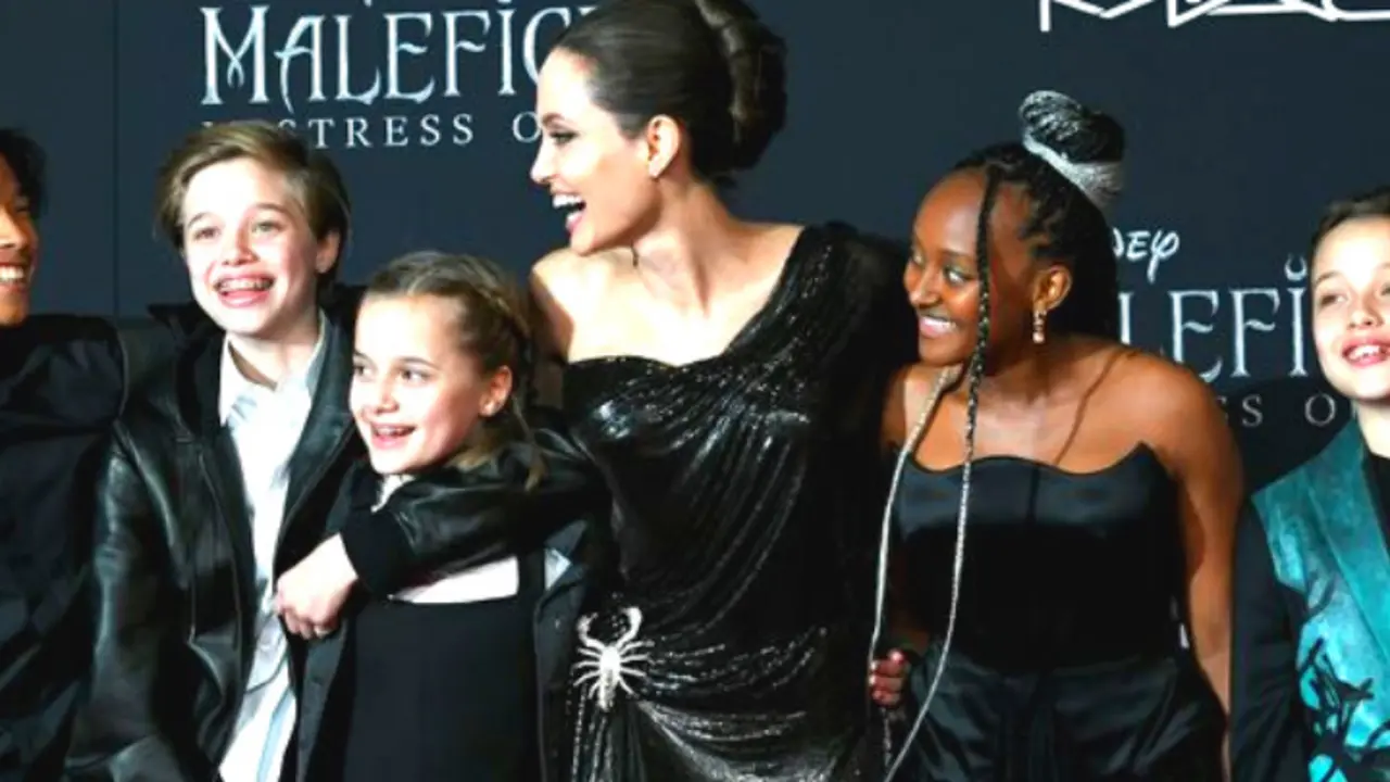 Angelina Jolie, actriz; junto a sus hijos. RR SS.