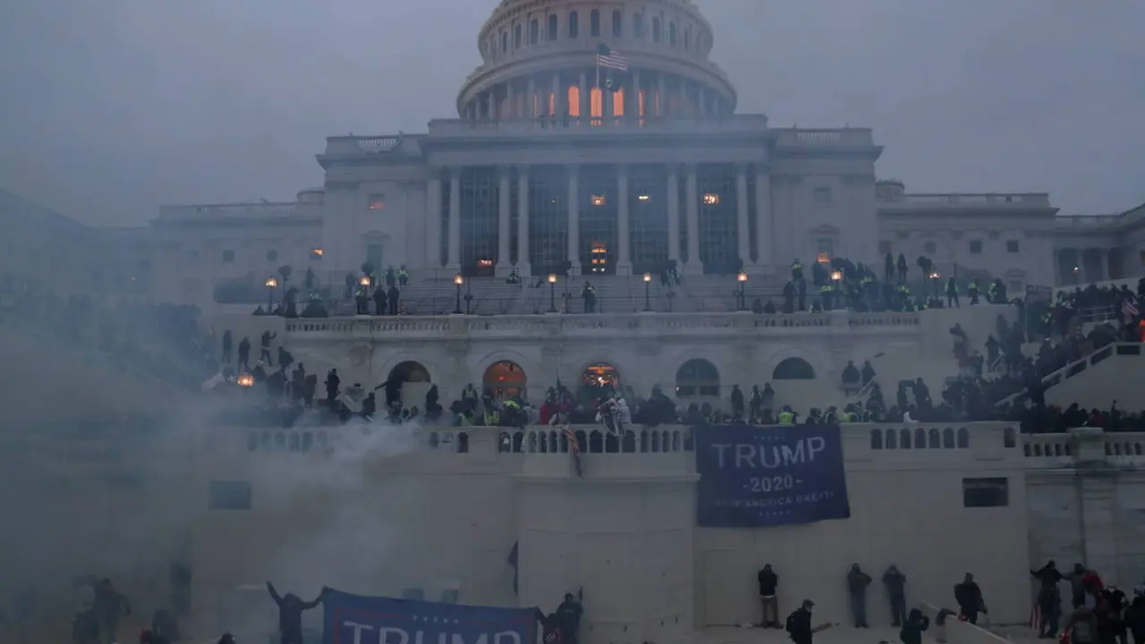 el-congreso-certifica-la-victoria-de-biden-tras-el-asalto-trumpista-a-la-democracia-de-eeuu