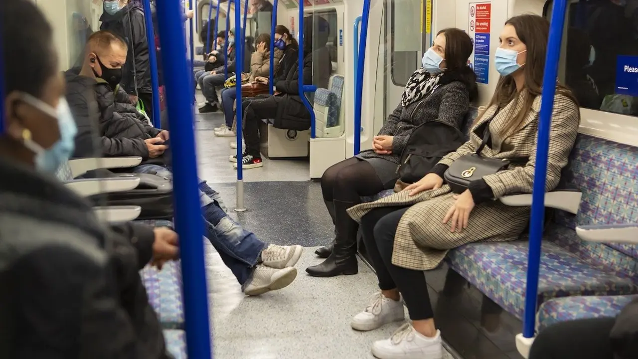 Personas con mascarillas en el metro. / TheOtherKev. / Pixabay