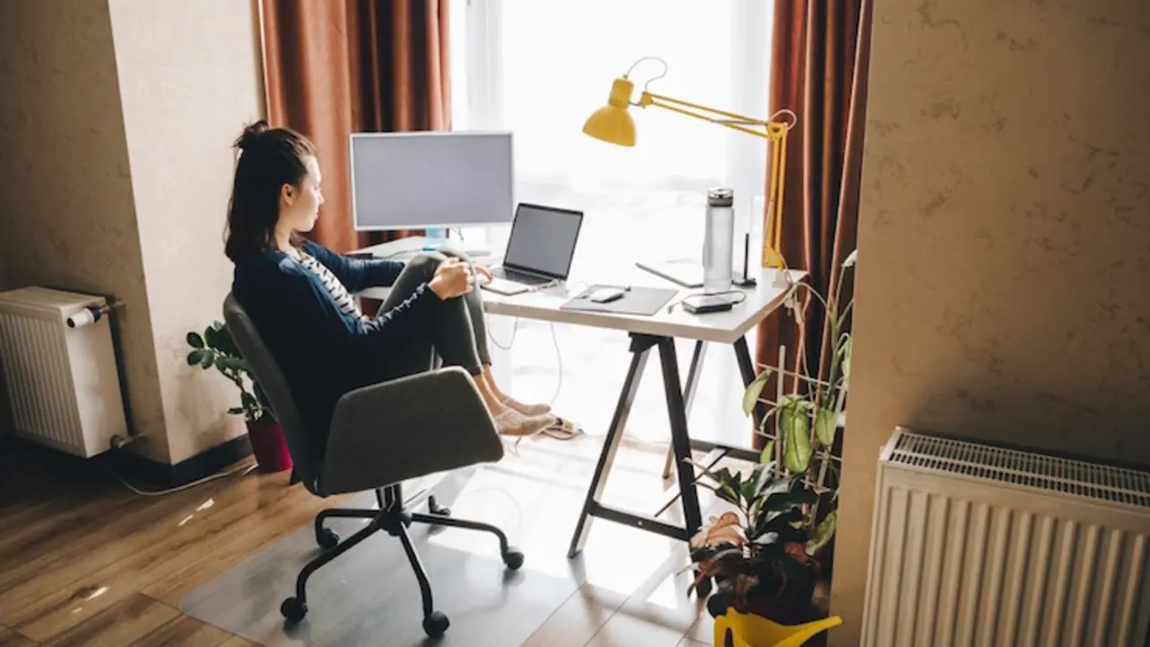 Chica trabajando desde casa. 