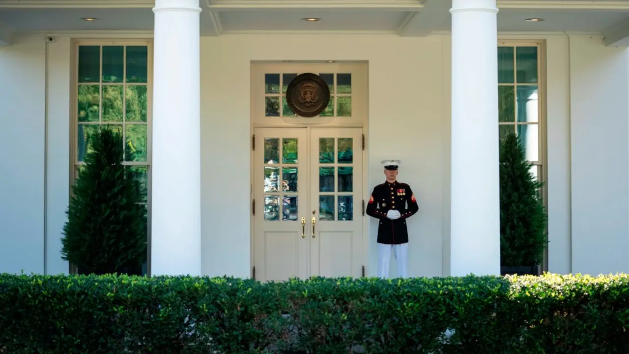 Un Marine custodiando la entrada del Despacho Oval en la Casa Blanca, lo que significa que el presidente de EE UU est&aacute; dentro. / NBC