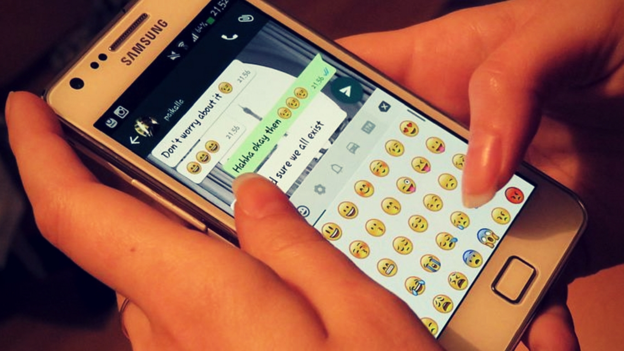 Una persona chateando por Whatsapp con un amigo. / komagency.com