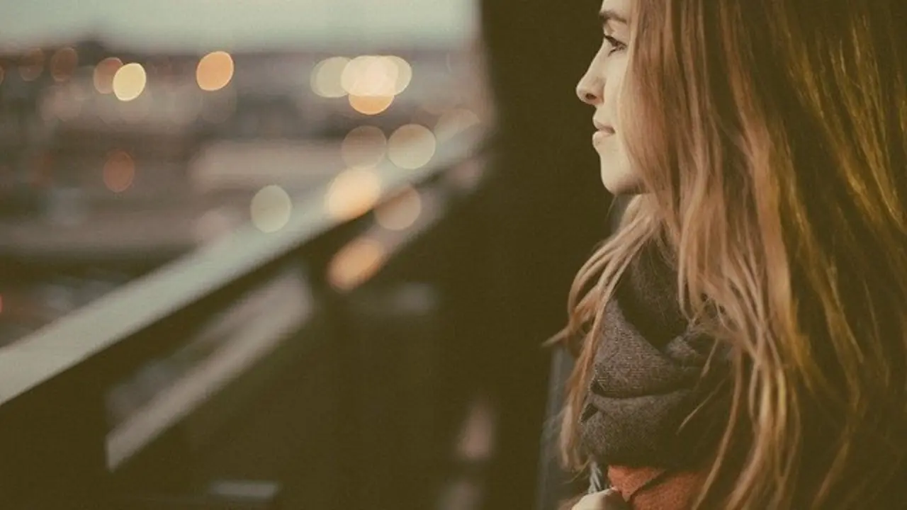 Una mujer contempla el horizonte. / Free-Photos en Pixabay