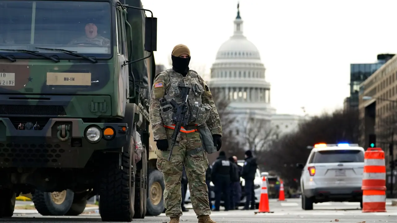 Un efectivo de la Guardia Nacional vigila el per&iacute;metro del Capitolio en Washington DC, donde Joe Biden ser&aacute; juramentado como presidente de EE UU. / Voz de Am&eacute;rica