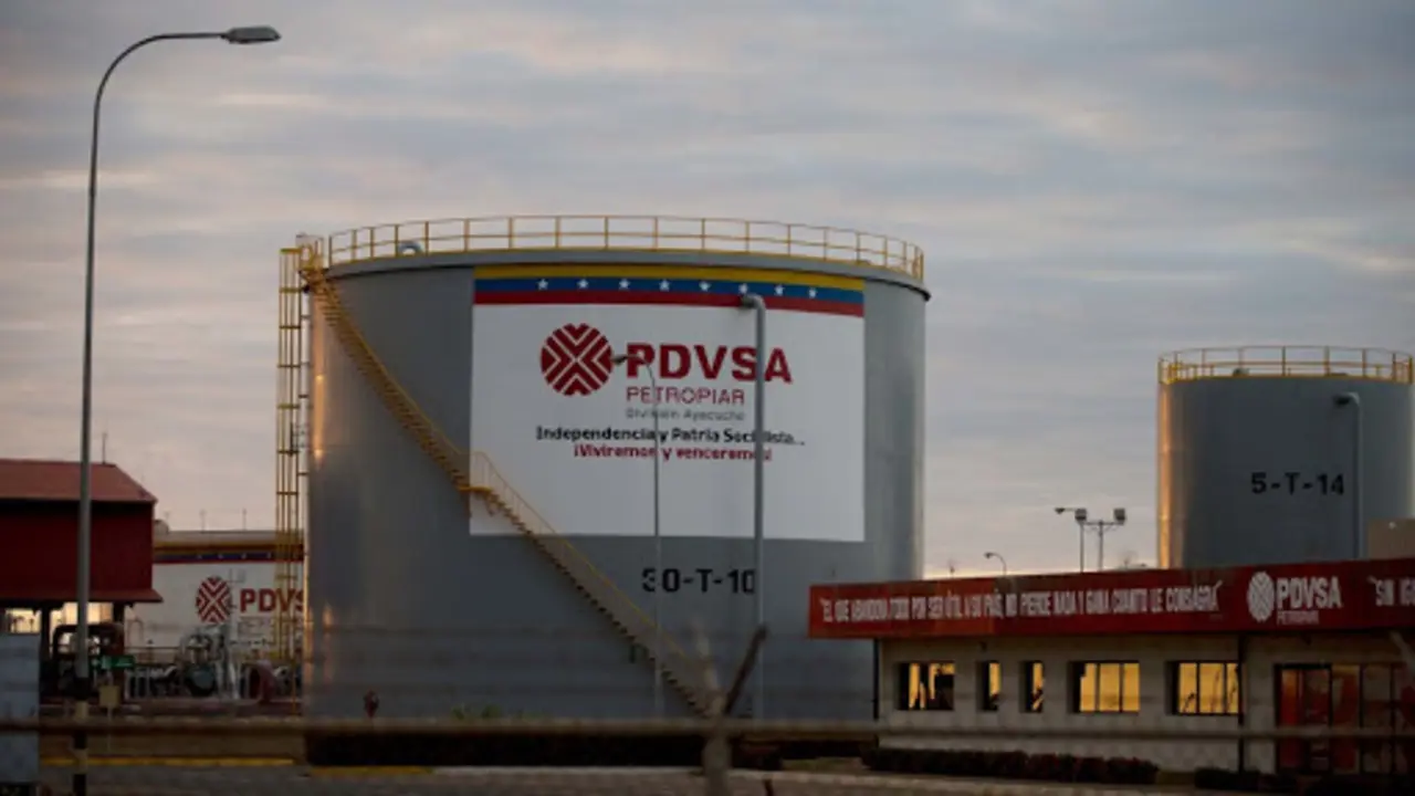 Un tanque de almacenamiento en una planta de refinaci&oacute;n de petr&oacute;leo de la estatal PDVSA en Anzo&aacute;tegui, al sur de Venezuela. / El Nacional