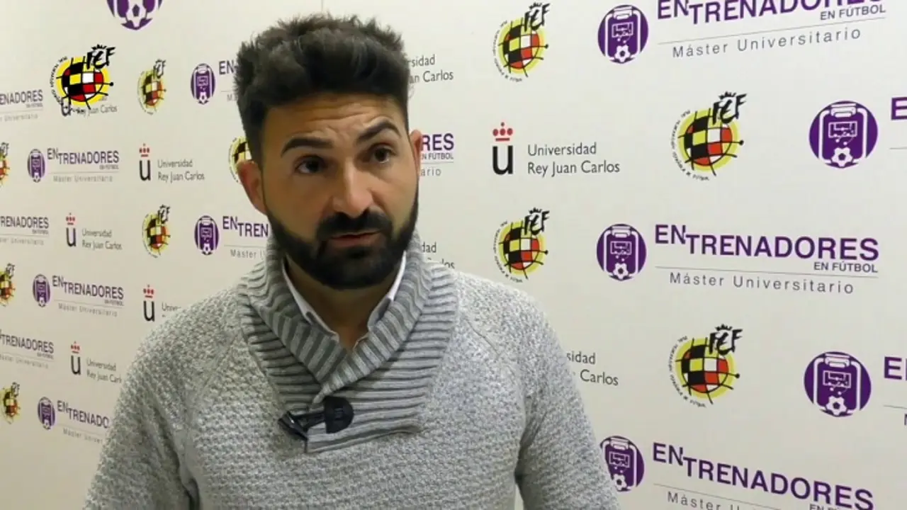 Guillermo Fern&aacute;ndez Romo, entrenador del Cornell&aacute;. / RR.SS.
