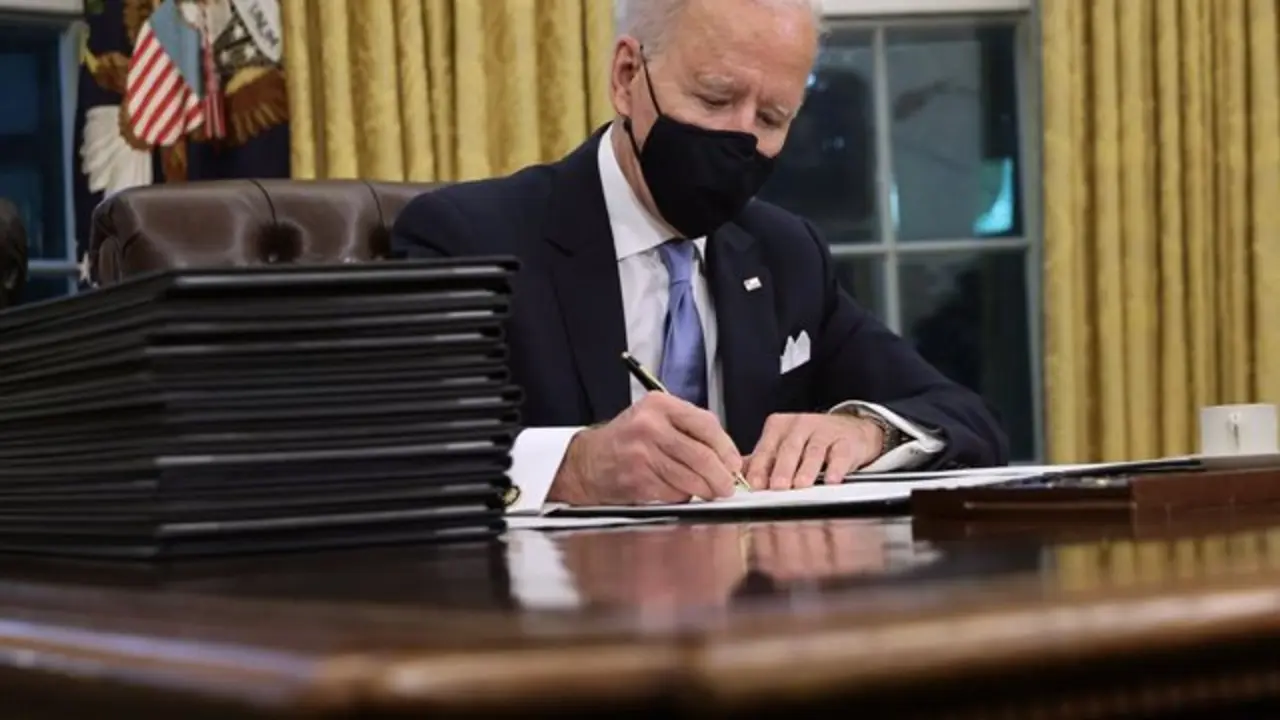 El presidente de Estados Unidos, Joe Biden, en el Despacho Oval de la Casa Blanca firmando &oacute;rdenes ejecutivas. / Voz de Am&eacute;rica