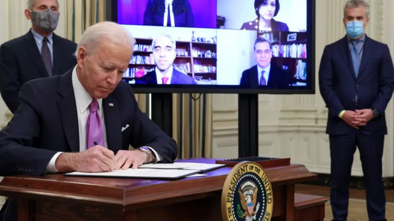 El presidente de Estados Unidos, Joe Biden, firmando decretos contra la pandemia este jueves en la Casa Blanca. / The New York Times