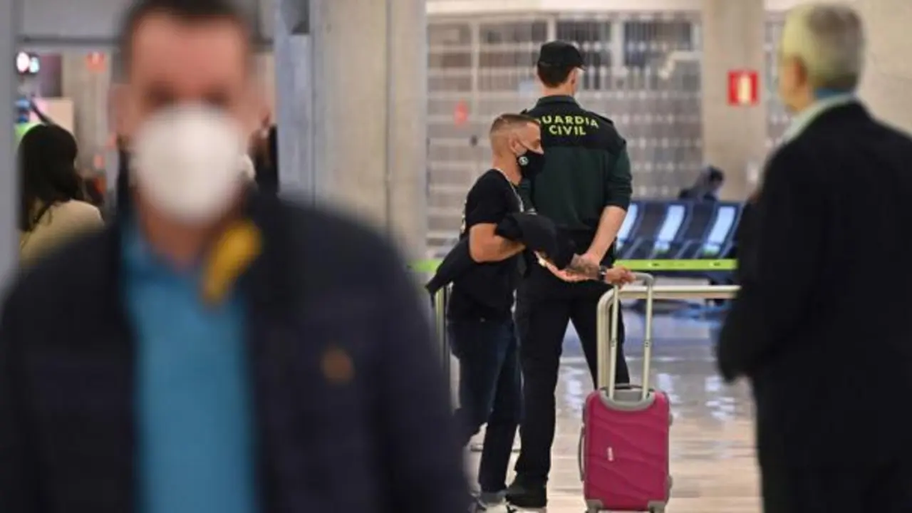 Pasajeros en un aeropuerto entrando a Madrid, Espa&ntilde;a, bajo supervisi&oacute;n de la Guardia Civil. / El Pa&iacute;s