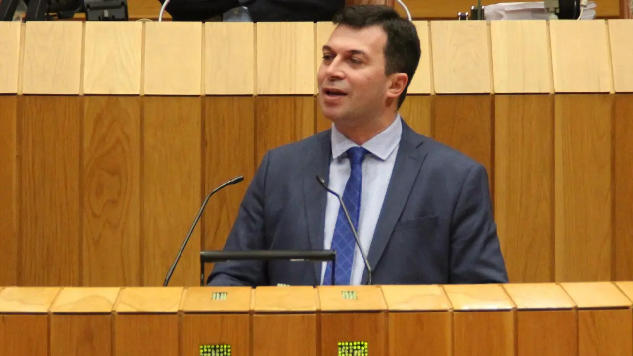Gonzalo Caballero en el Parlamento de Galicia